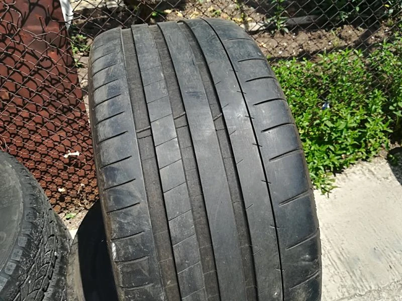 Гуми Летни 235/40R19, снимка 1 - Гуми и джанти - 21671046