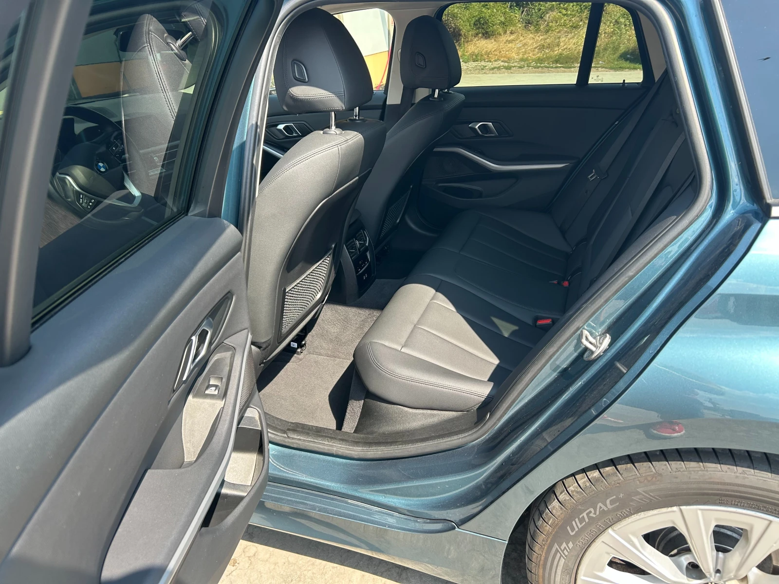 BMW 318 G21 Touring MILD HYBRID/Diesel/Auto/LED/Distr/2021, снимка 14 - Автомобили и джипове - 55846617