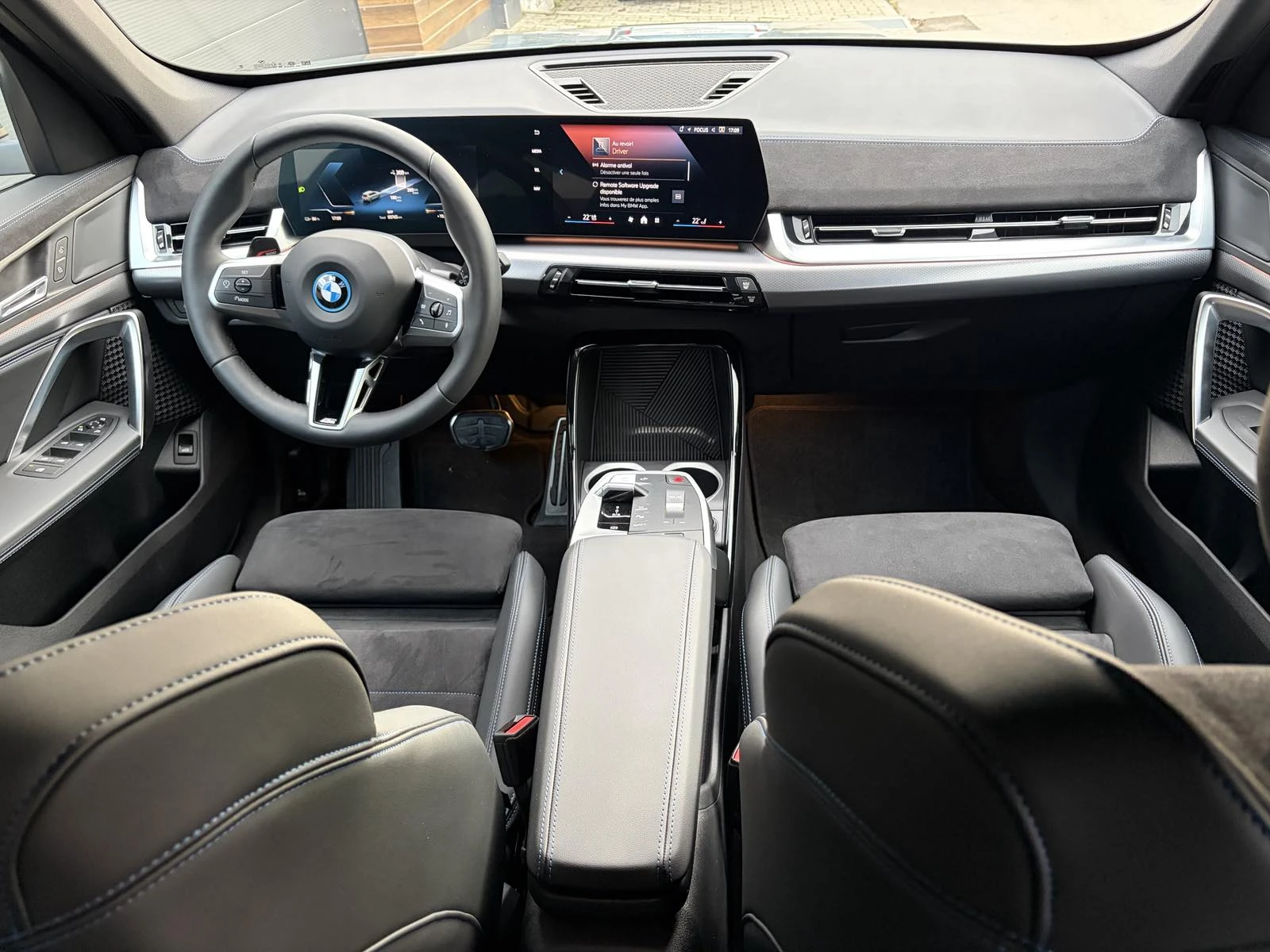 BMW iX1 eDrive20 = M-Sport  / �������� | Mobile.bg � ����������� 9