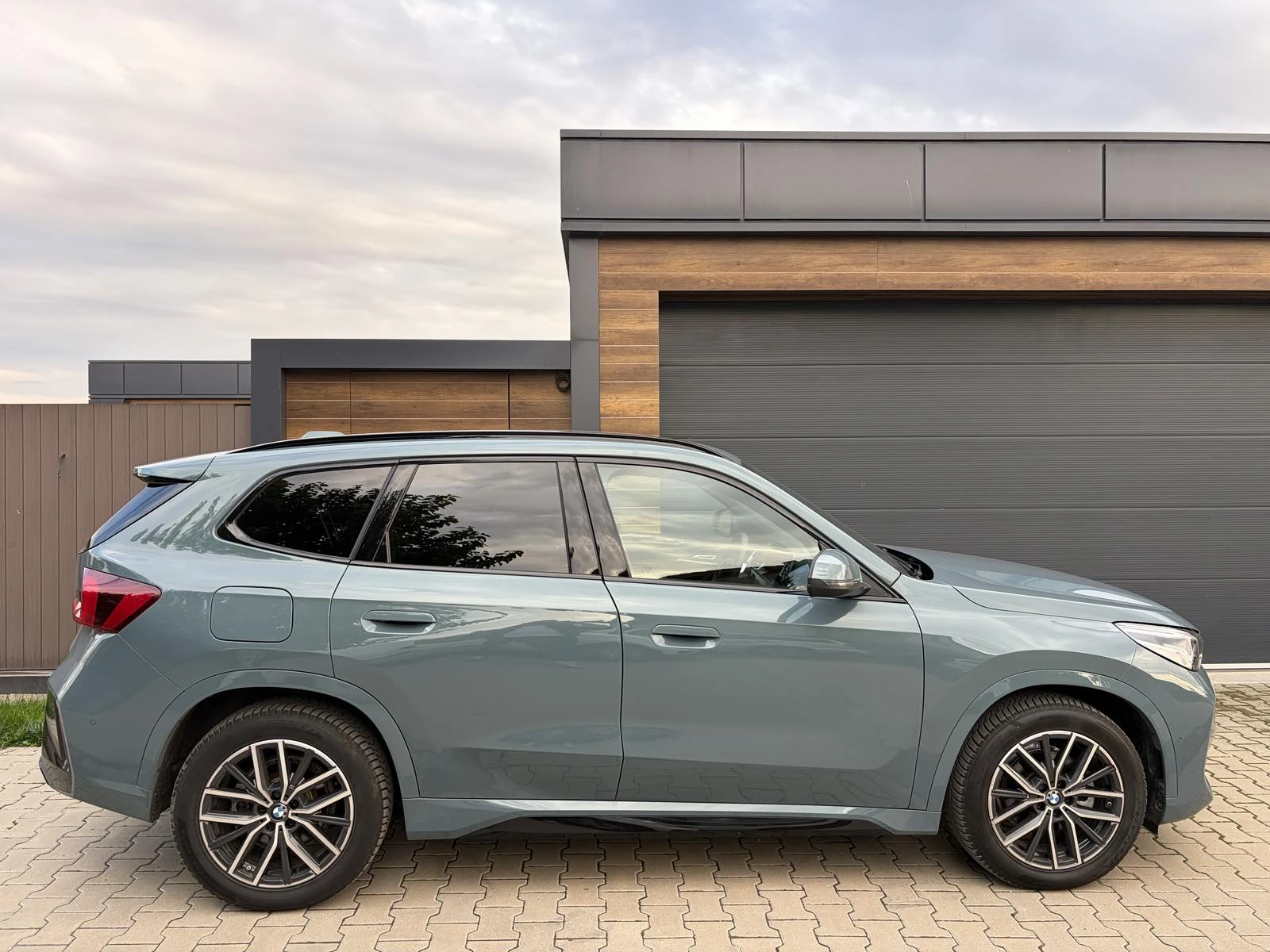 BMW iX1 eDrive20 = M-Sport  / �������� | Mobile.bg � ����������� 4