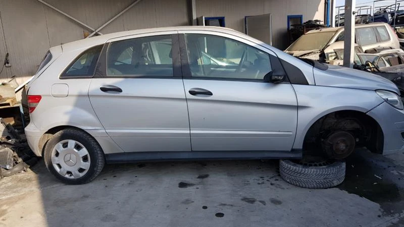 Mercedes-Benz B 180, снимка 3 - Автомобили и джипове - 26492259