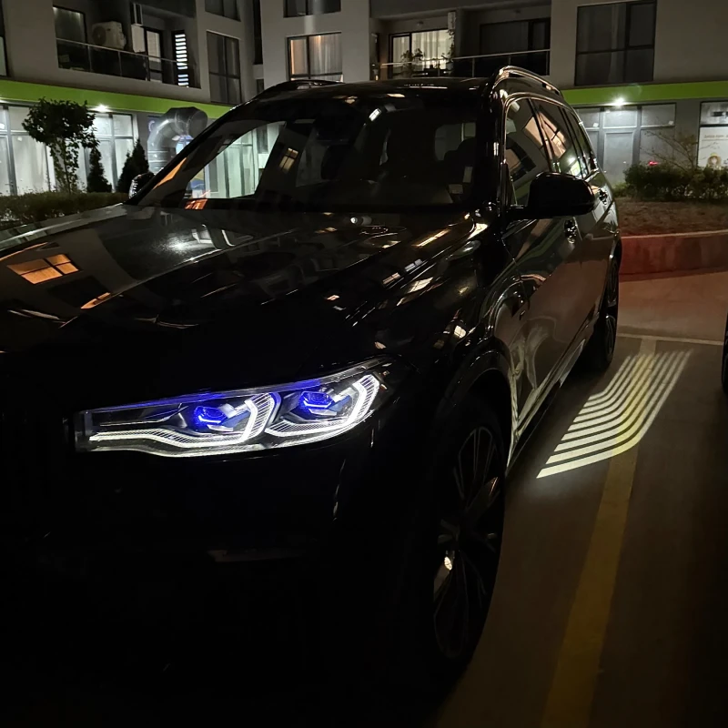 BMW X7 M50i* SKY LOUNGE* LASER LIGHT * МАСАЖ* , снимка 8 - Автомобили и джипове - 52448381