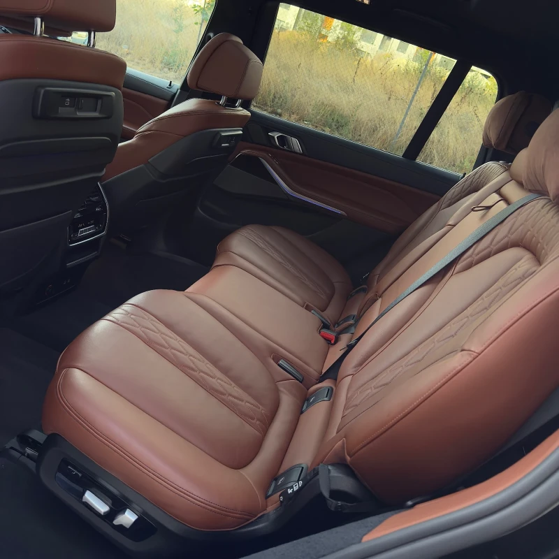 BMW X7 M50i* SKY LOUNGE* LASER LIGHT * МАСАЖ* , снимка 14 - Автомобили и джипове - 52448381
