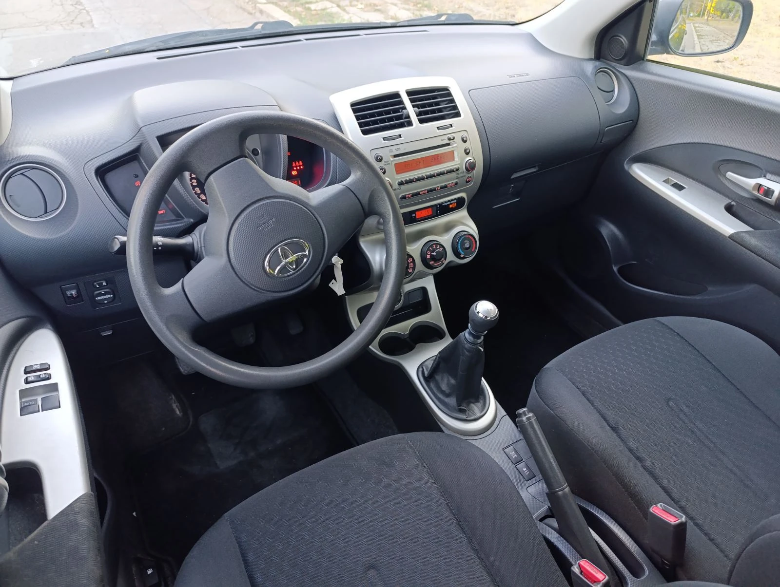 Toyota Urban Cruiser 1.4 D4D / 4x4 / 2009. / 6   | Mobile.bg   12