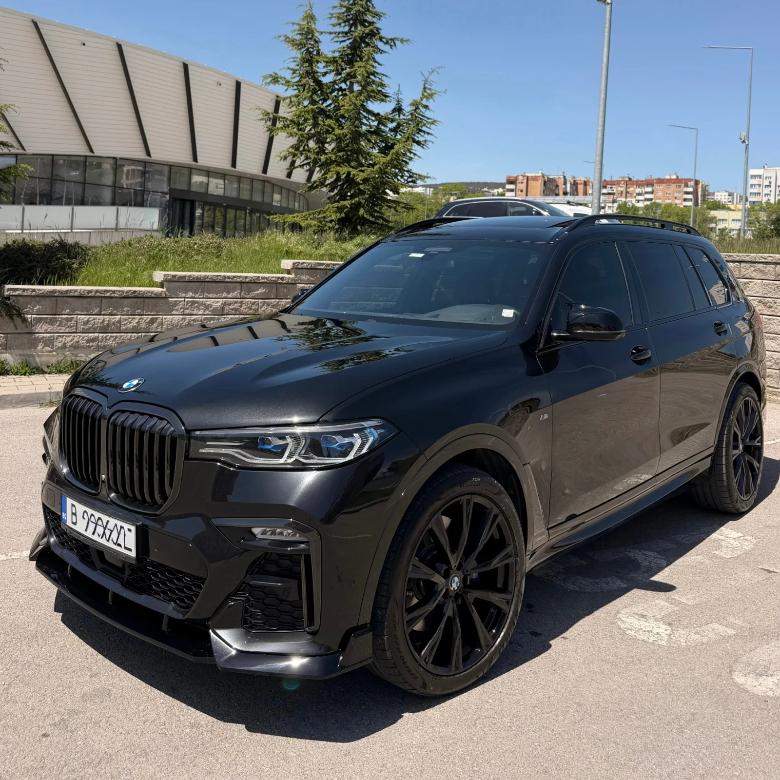 BMW X7 M50i* SKY LOUNGE* LASER LIGHT * МАСАЖ* , снимка 4 - Автомобили и джипове - 52808192