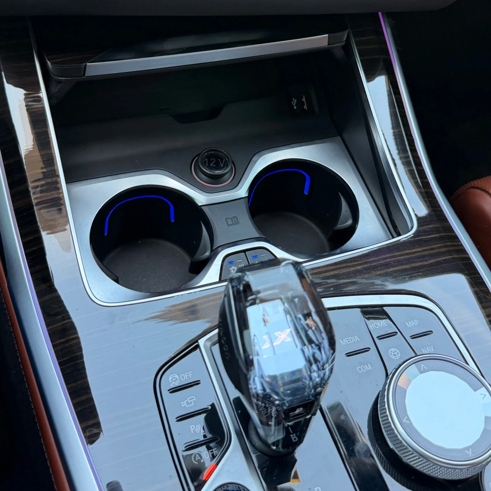 BMW X7 M50i* SKY LOUNGE* LASER LIGHT * МАСАЖ* , снимка 13 - Автомобили и джипове - 52808192