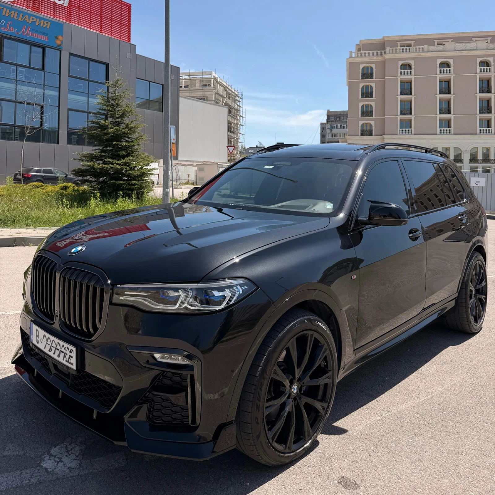 BMW X7 M50i* SKY LOUNGE* LASER LIGHT * МАСАЖ* , снимка 2 - Автомобили и джипове - 52808192
