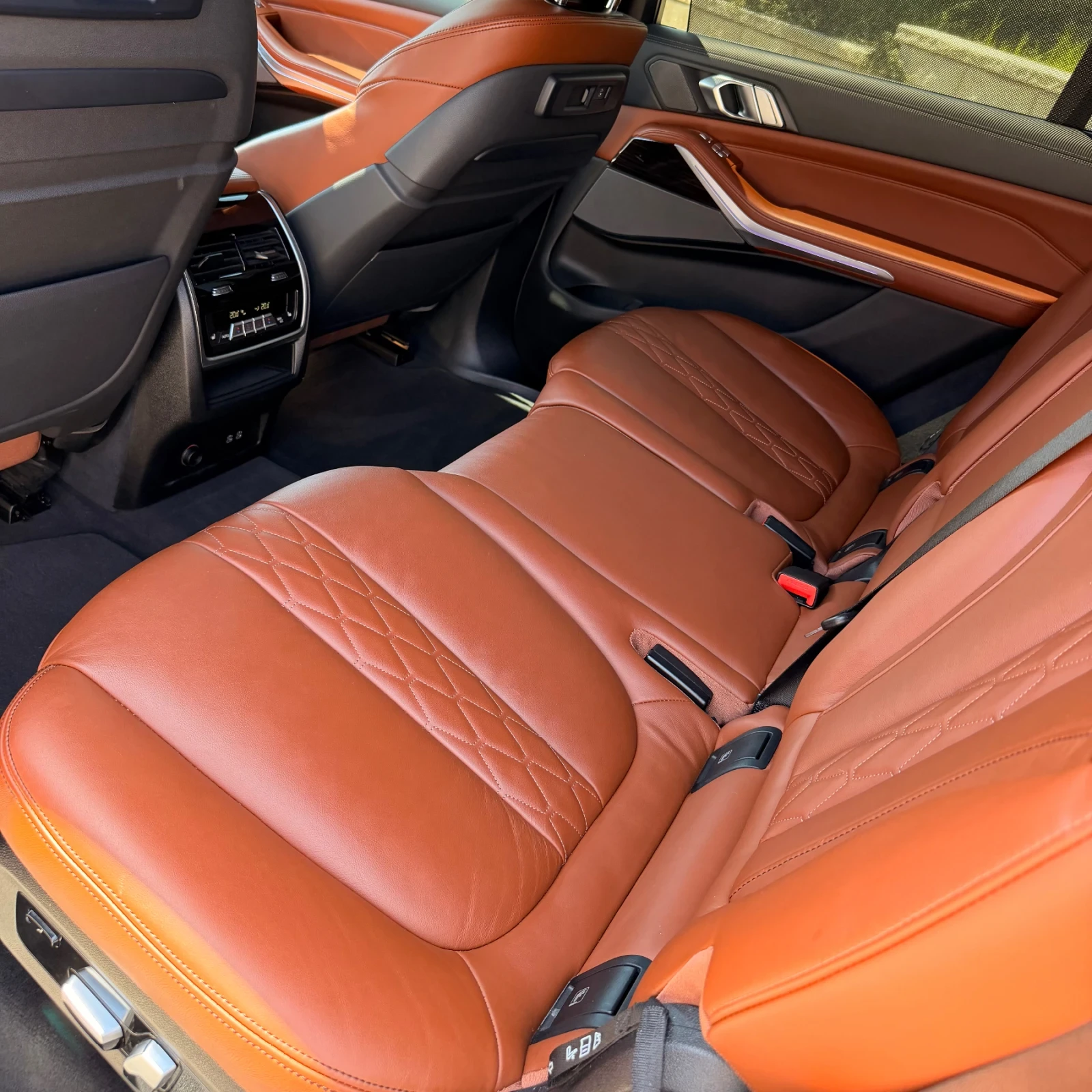 BMW X7 M50i* SKY LOUNGE* LASER LIGHT * МАСАЖ* , снимка 12 - Автомобили и джипове - 52808192