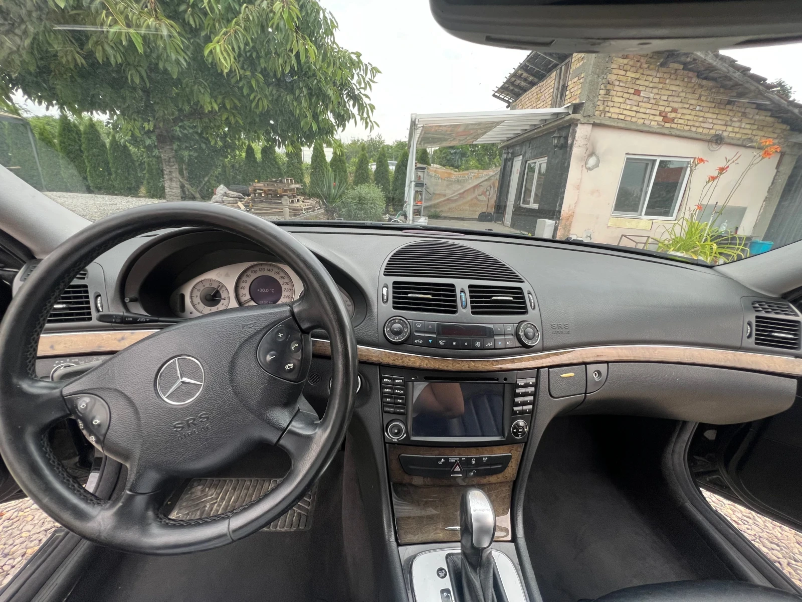 Mercedes-Benz E 320 204кс/Автоматик /Нави/Авангард, снимка 10 - Автомобили и джипове - 54027374