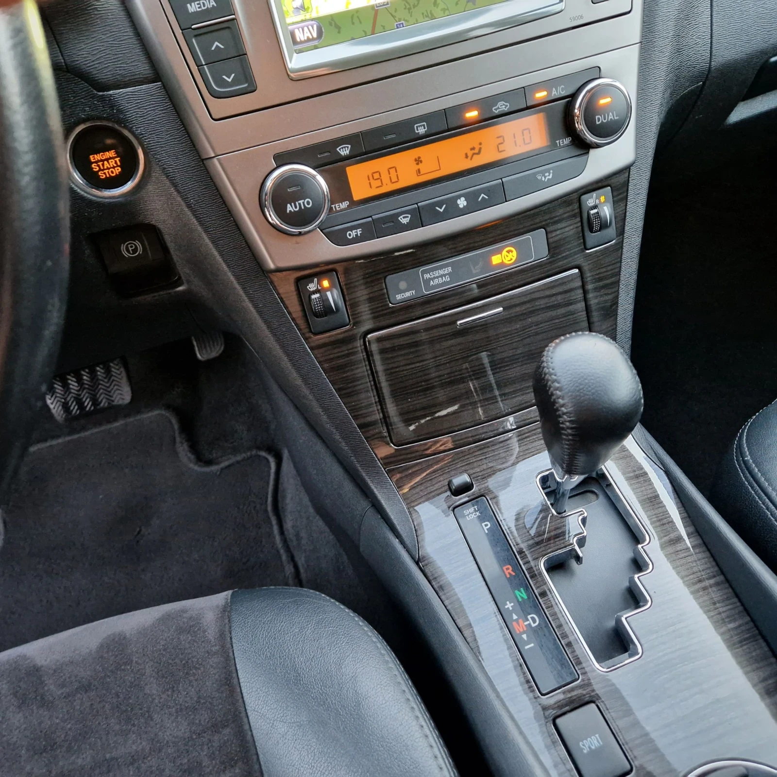Toyota Avensis 2.0 152k. FULL FULL ШВЕЙЦАРИЯ , снимка 16 - Автомобили и джипове - 55419519