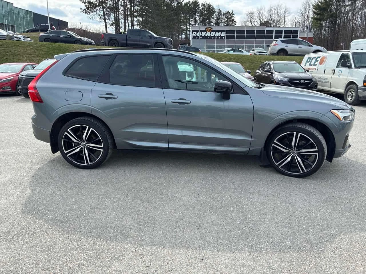 Volvo XC60 * R Design * CARFAX * БЕЗ ПЪРВОНАЧАЛНА ВНОСКА, снимка 3 - Автомобили и джипове - 55000171