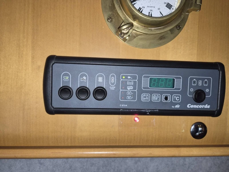 Кемпер Concorde Charisma 800, снимка 17 - Каравани и кемпери - 53418540