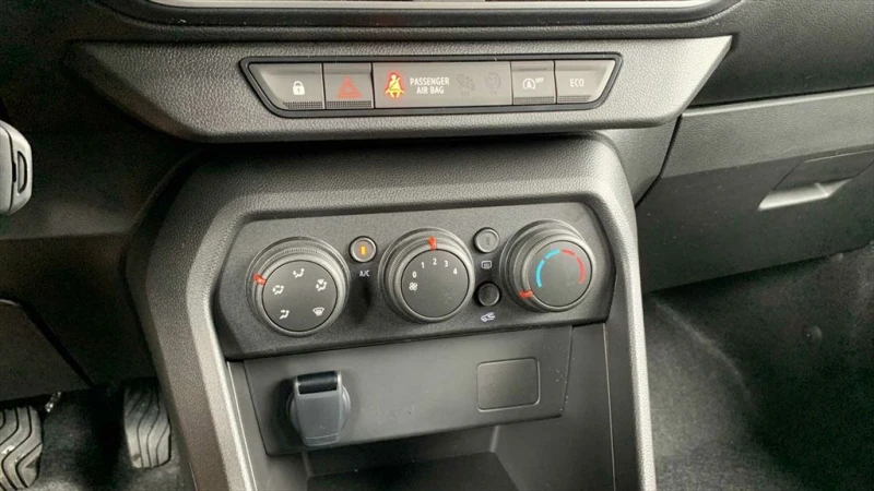 Dacia Jogger НОВ!1.0TCe/110HP/EXPRESSION/LED/PDC/CAM/CARPL/173v, снимка 16 - Автомобили и джипове - 49762803