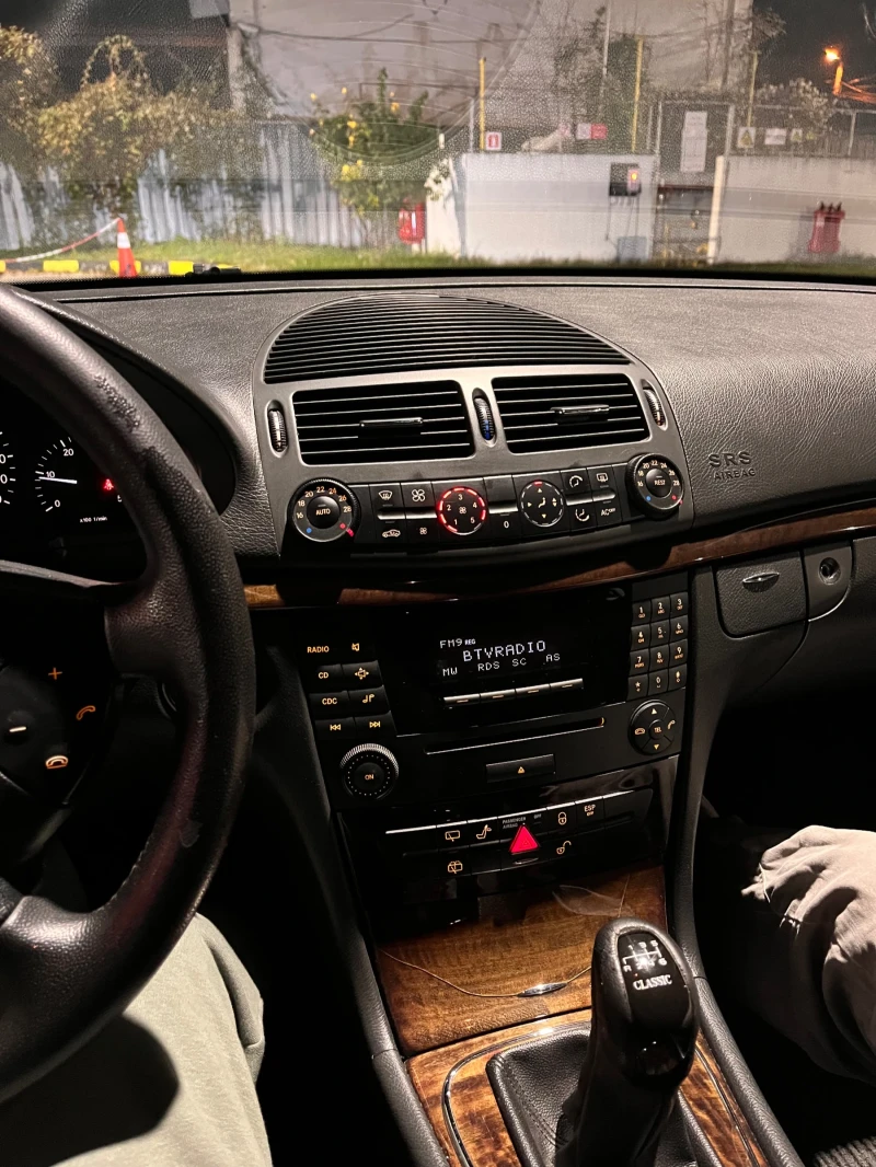 Mercedes-Benz E 220, снимка 8 - Автомобили и джипове - 52418762