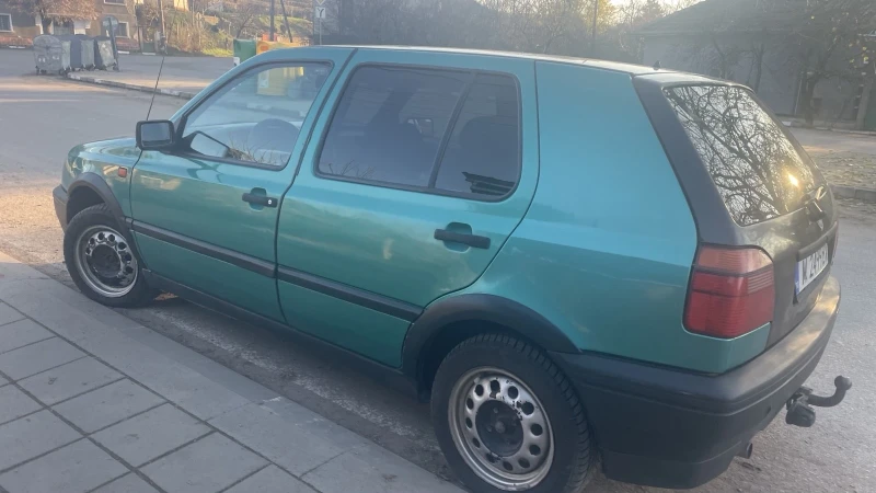 VW Golf 1.8, снимка 3 - Автомобили и джипове - 53256392