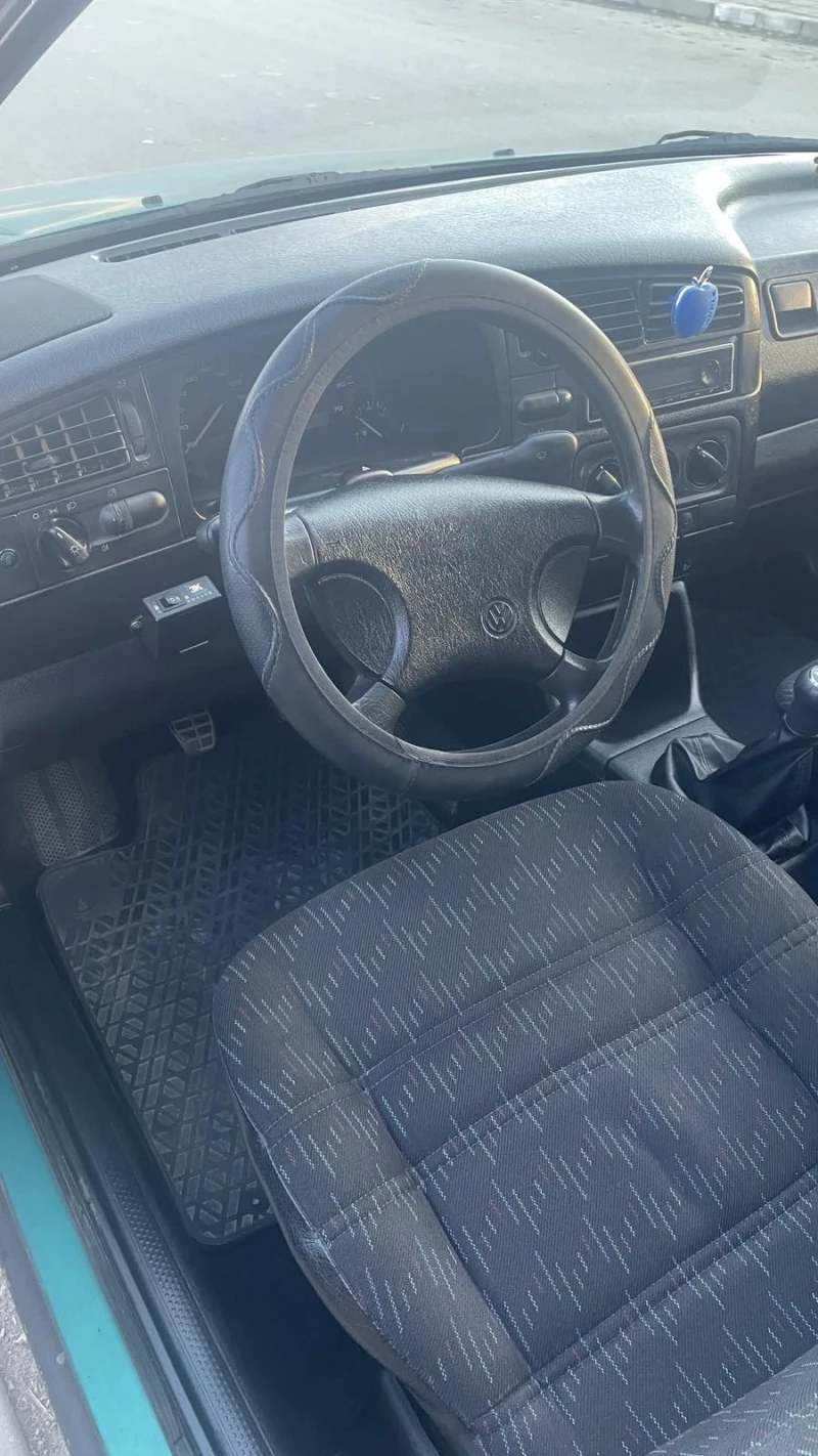 VW Golf 1.8, снимка 6 - Автомобили и джипове - 53256392