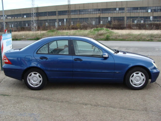 Mercedes-Benz C 200 2.0 - изображение 3