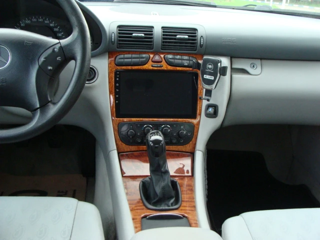 Mercedes-Benz C 200 2.0, снимка 13 - Автомобили и джипове - 53355354