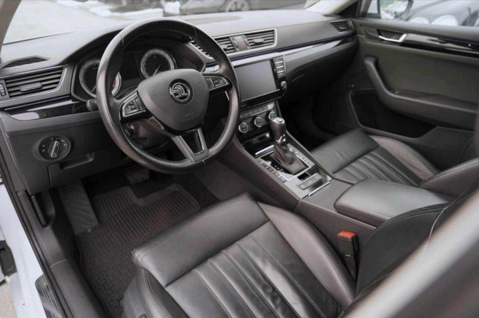 Skoda Superb  2.0 TDI 4x4 L&K DSG - изображение 10