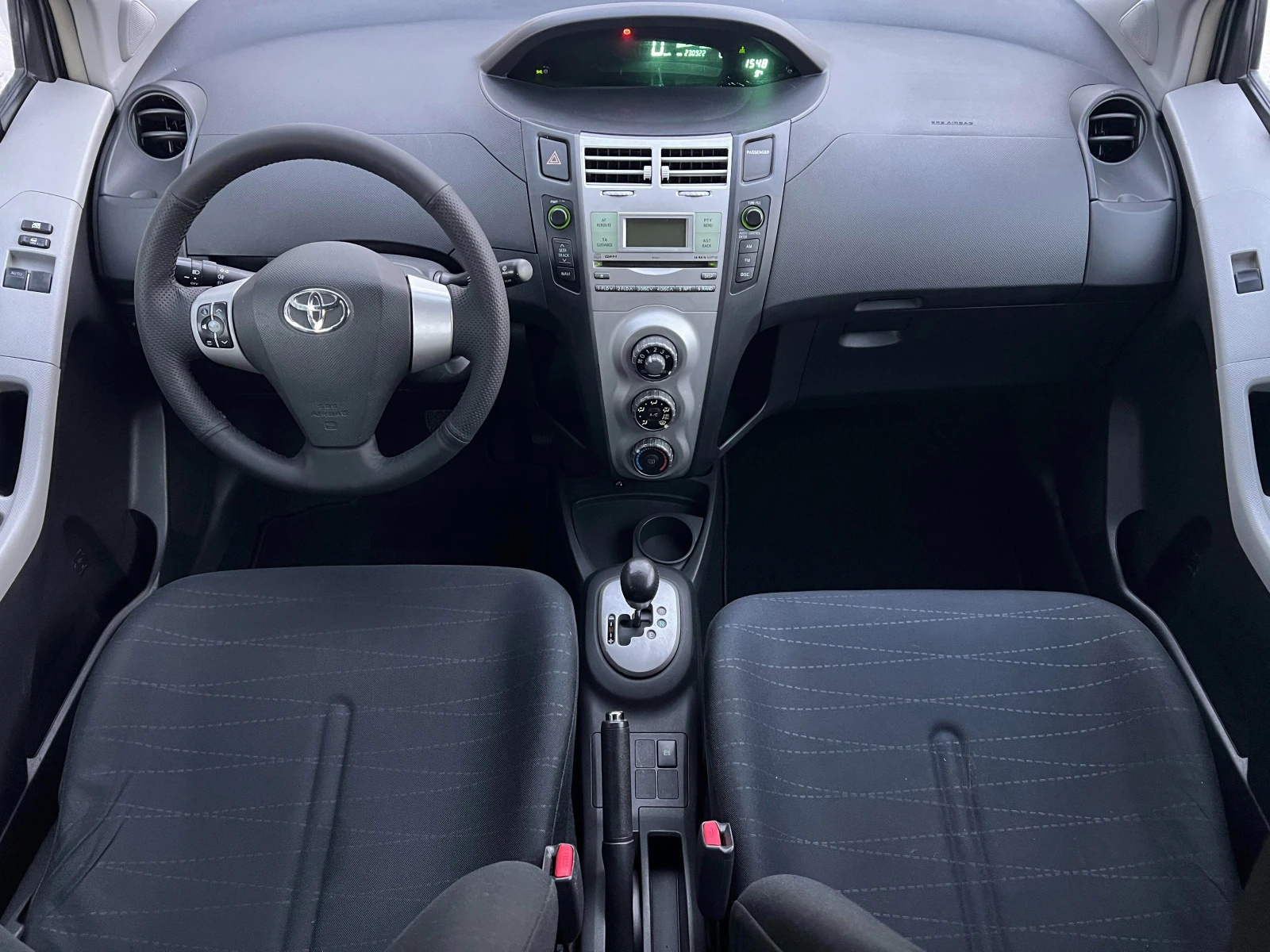 Toyota Yaris 1.3VVTi Автоматик - изображение 7