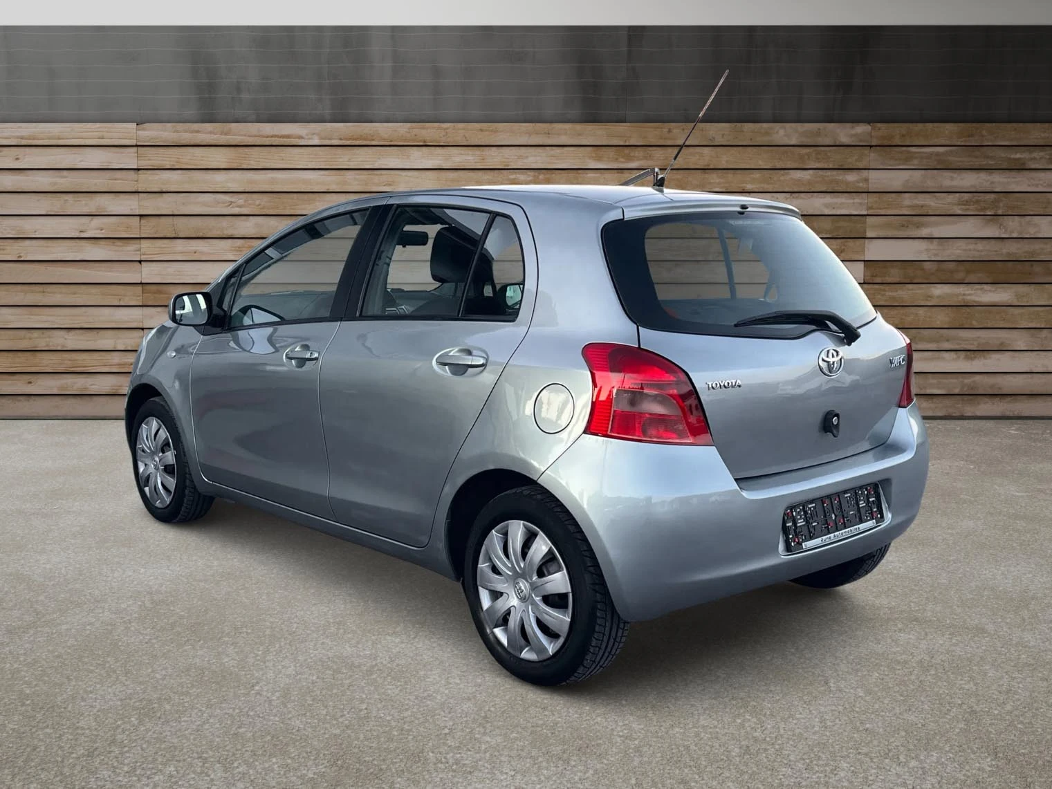 Toyota Yaris 1.3VVTi Автоматик - изображение 6