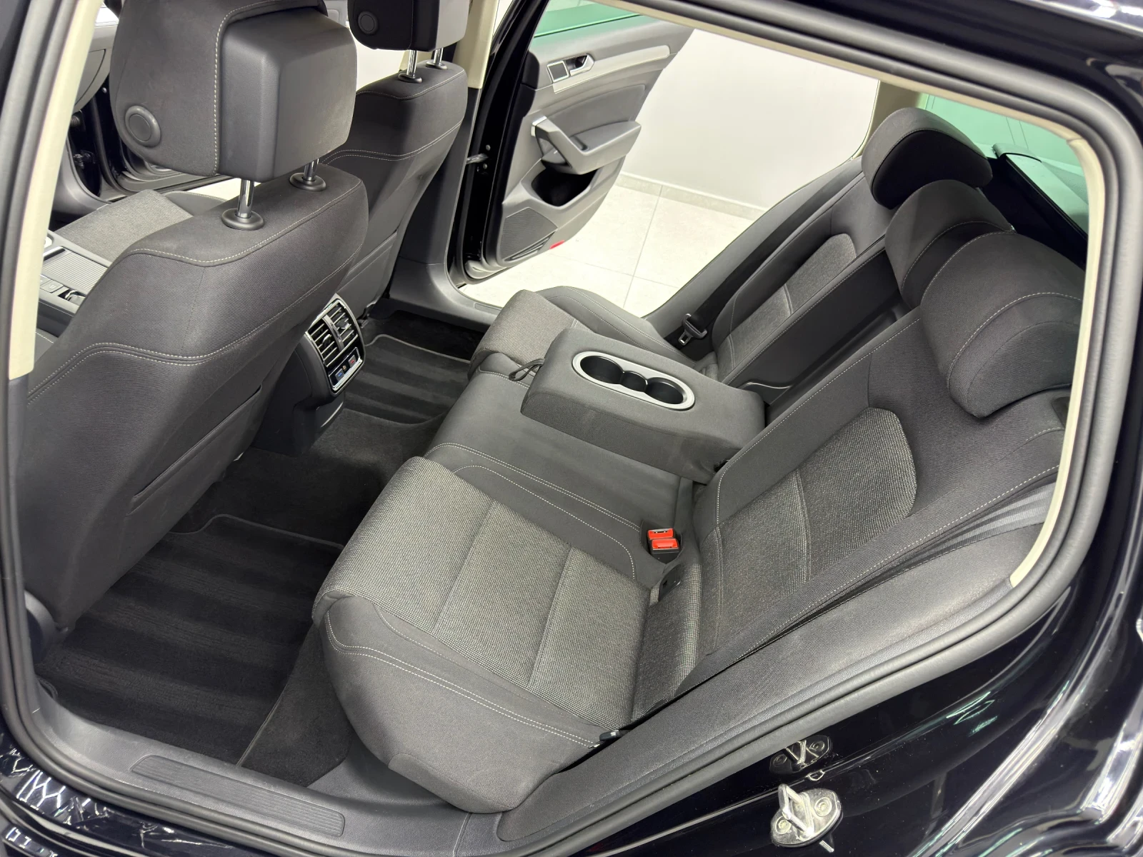 VW Passat 2.0TDi/190hp/DYNAUDIO/DIGITAL/AMBIENT/DISTRONIC, снимка 11 - Автомобили и джипове - 53972076