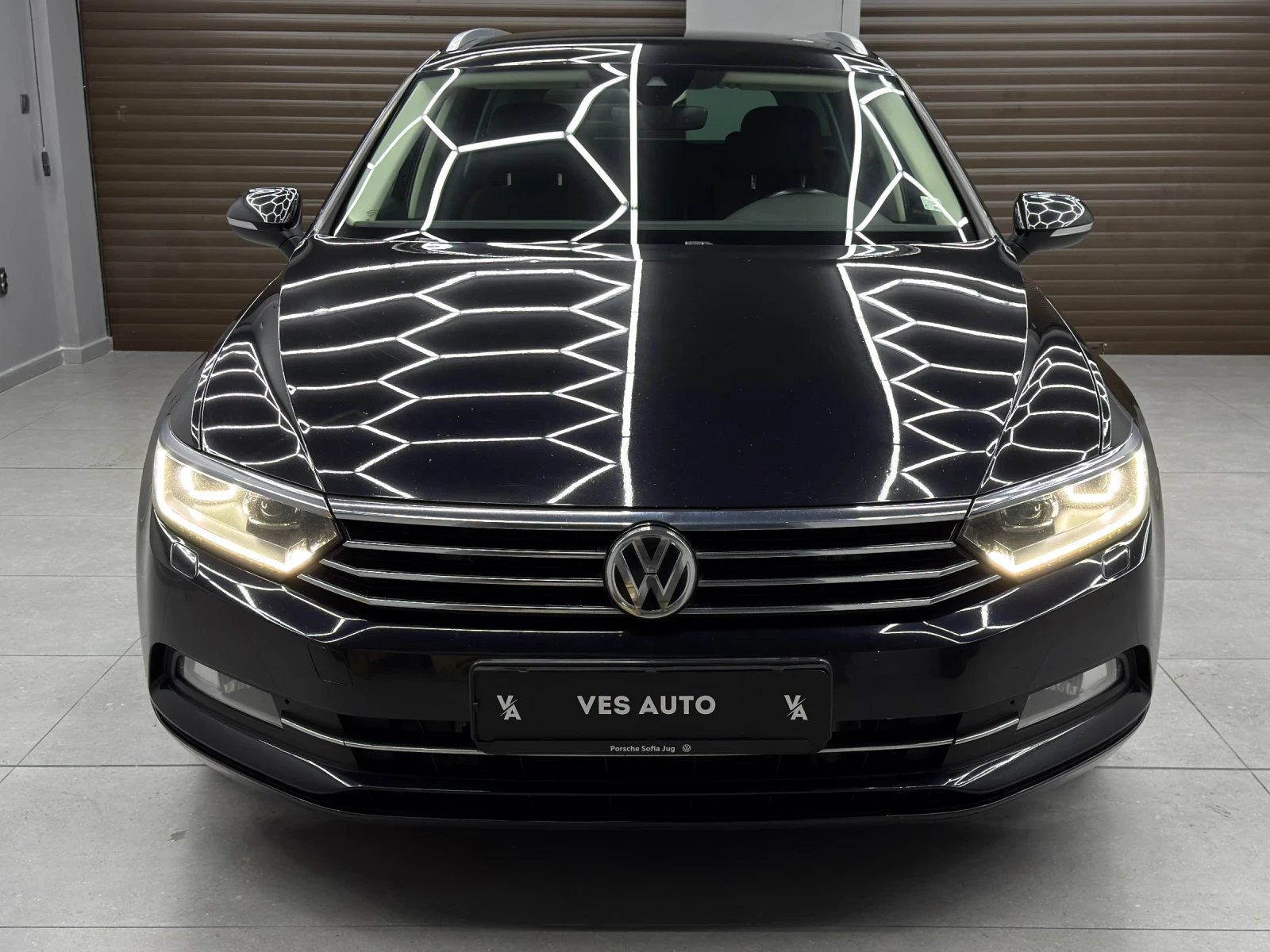 VW Passat 2.0TDi/190hp/DYNAUDIO/DIGITAL/AMBIENT/DISTRONIC, снимка 2 - Автомобили и джипове - 53972076