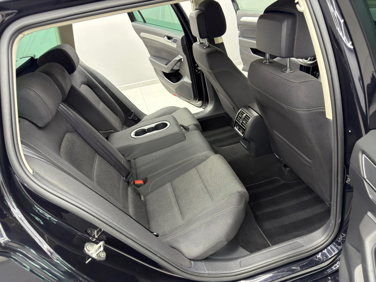 VW Passat 2.0TDi/190hp/DYNAUDIO/DIGITAL/AMBIENT/DISTRONIC, снимка 12 - Автомобили и джипове - 53972076