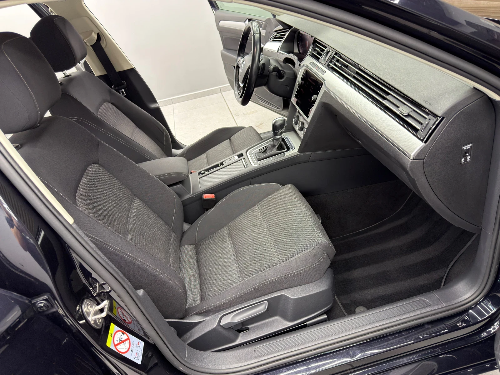 VW Passat 2.0TDi/190hp/DYNAUDIO/DIGITAL/AMBIENT/DISTRONIC, снимка 10 - Автомобили и джипове - 53972076