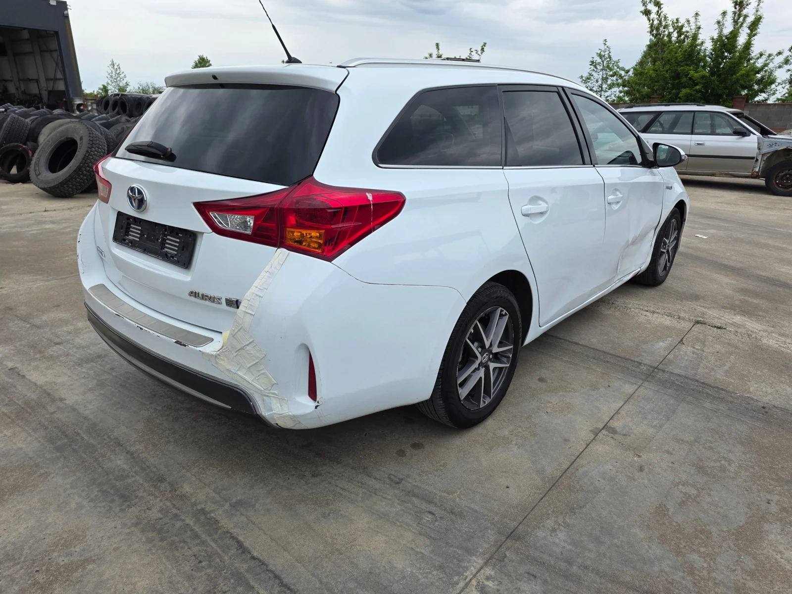Toyota Auris 1.8HYBRID, снимка 4 - Автомобили и джипове - 54454320