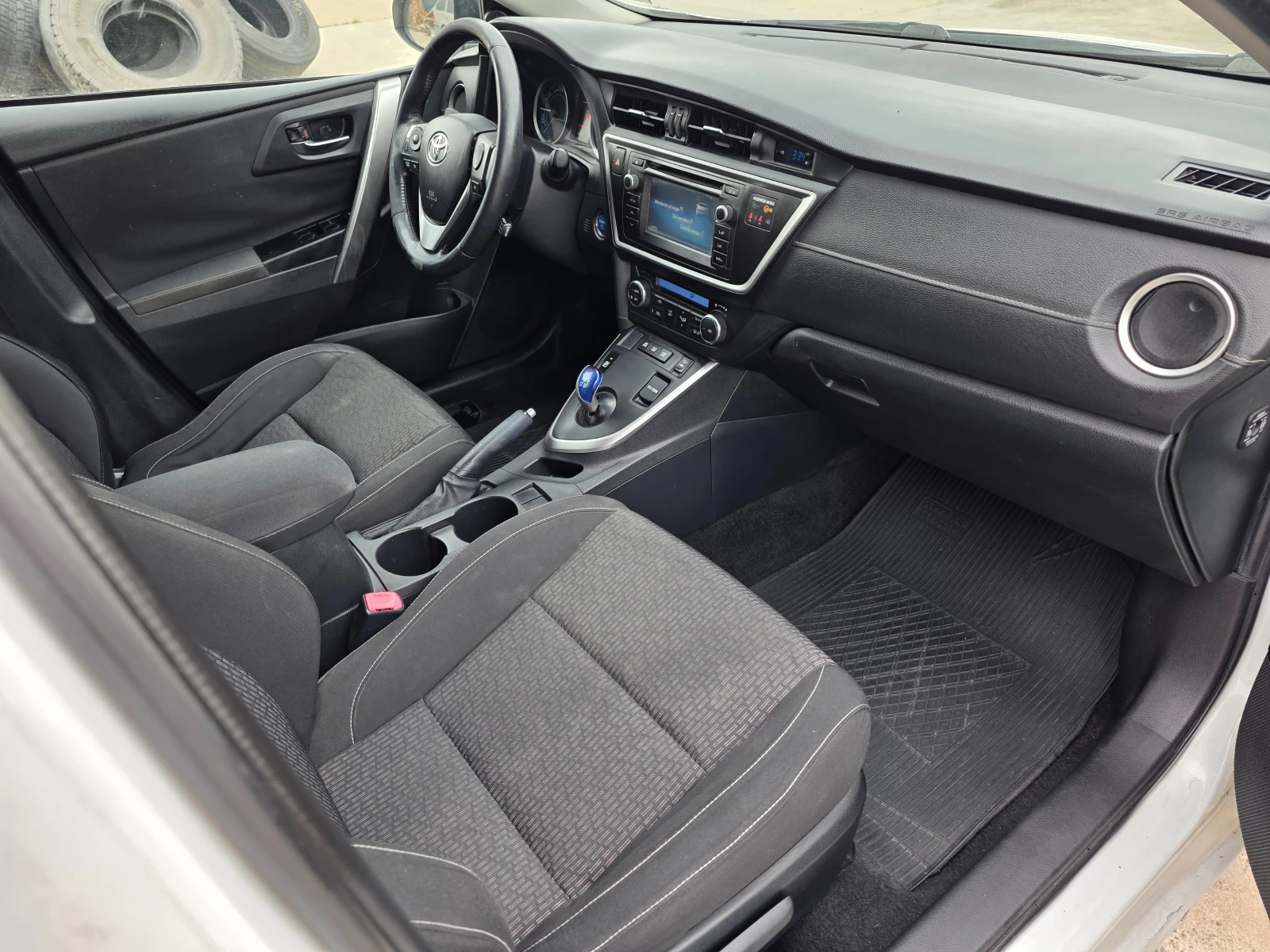 Toyota Auris 1.8HYBRID, снимка 11 - Автомобили и джипове - 54454320