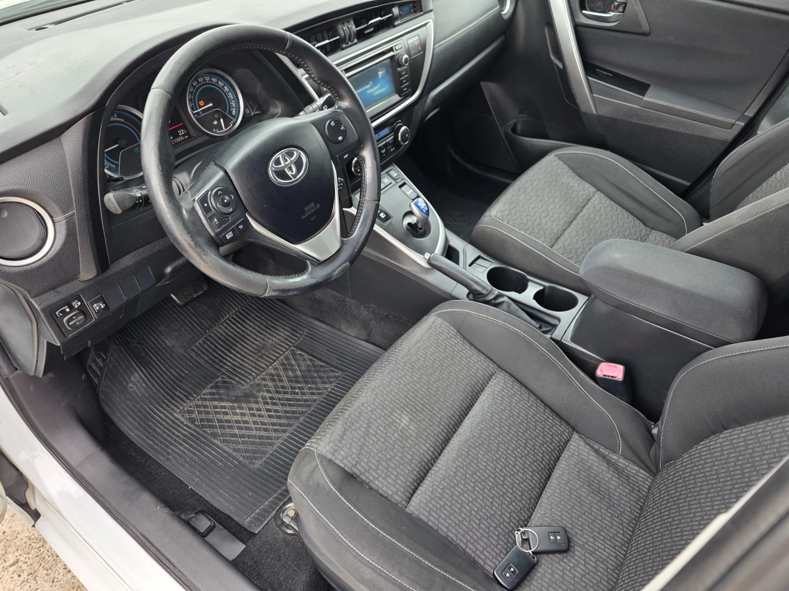 Toyota Auris 1.8HYBRID, снимка 9 - Автомобили и джипове - 54454320