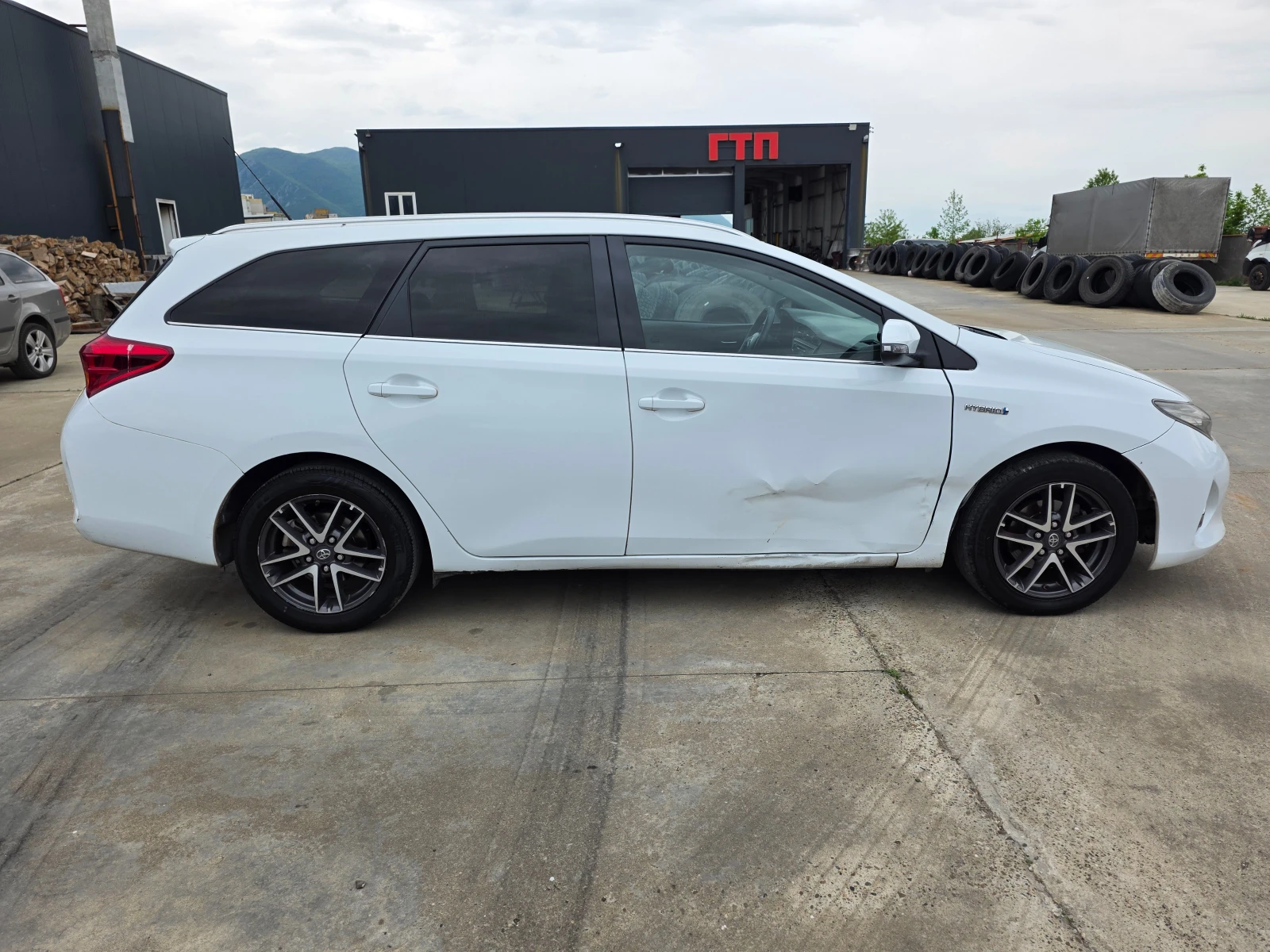 Toyota Auris 1.8HYBRID, снимка 7 - Автомобили и джипове - 54454320