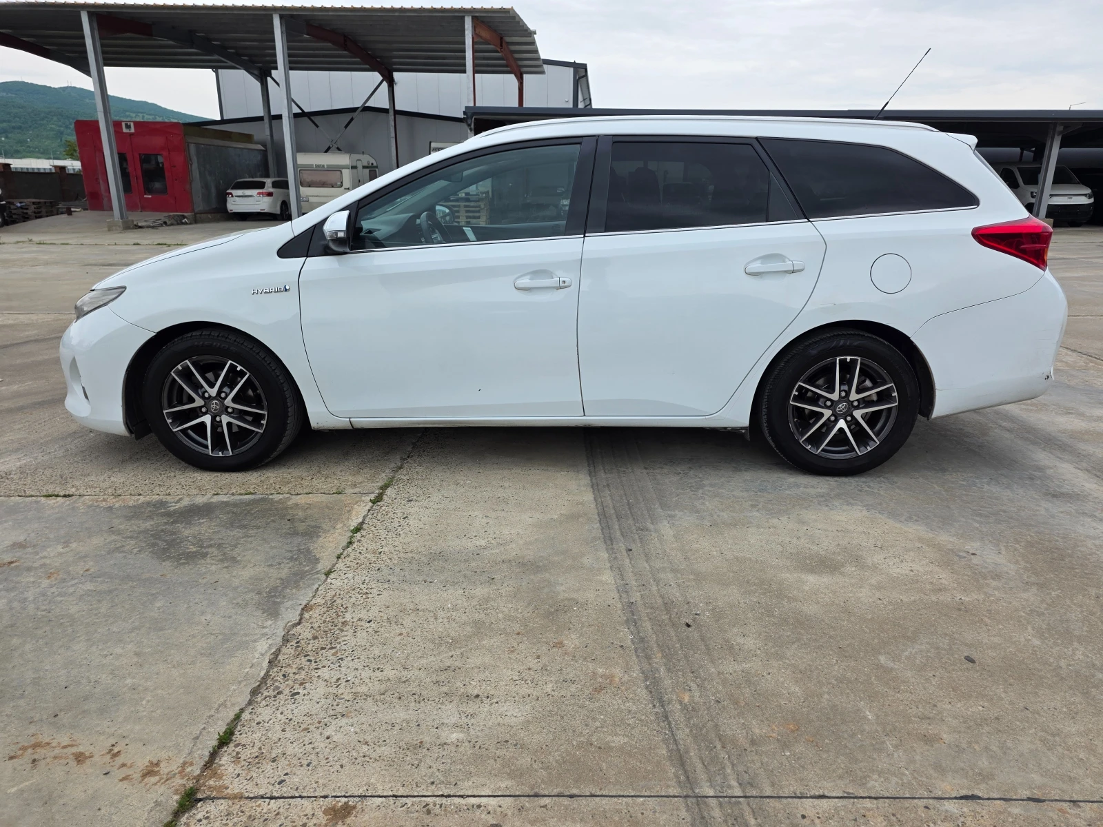 Toyota Auris 1.8HYBRID, снимка 8 - Автомобили и джипове - 54454320