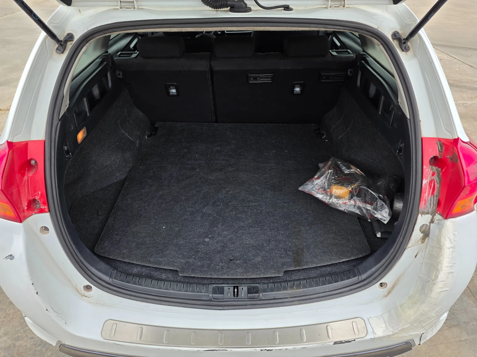 Toyota Auris 1.8HYBRID, снимка 14 - Автомобили и джипове - 54454320