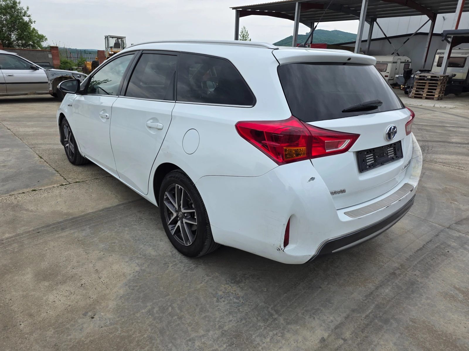 Toyota Auris 1.8HYBRID, снимка 5 - Автомобили и джипове - 54454320