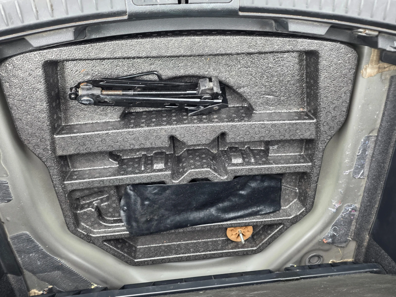 Toyota Auris 1.8HYBRID, снимка 13 - Автомобили и джипове - 54454320