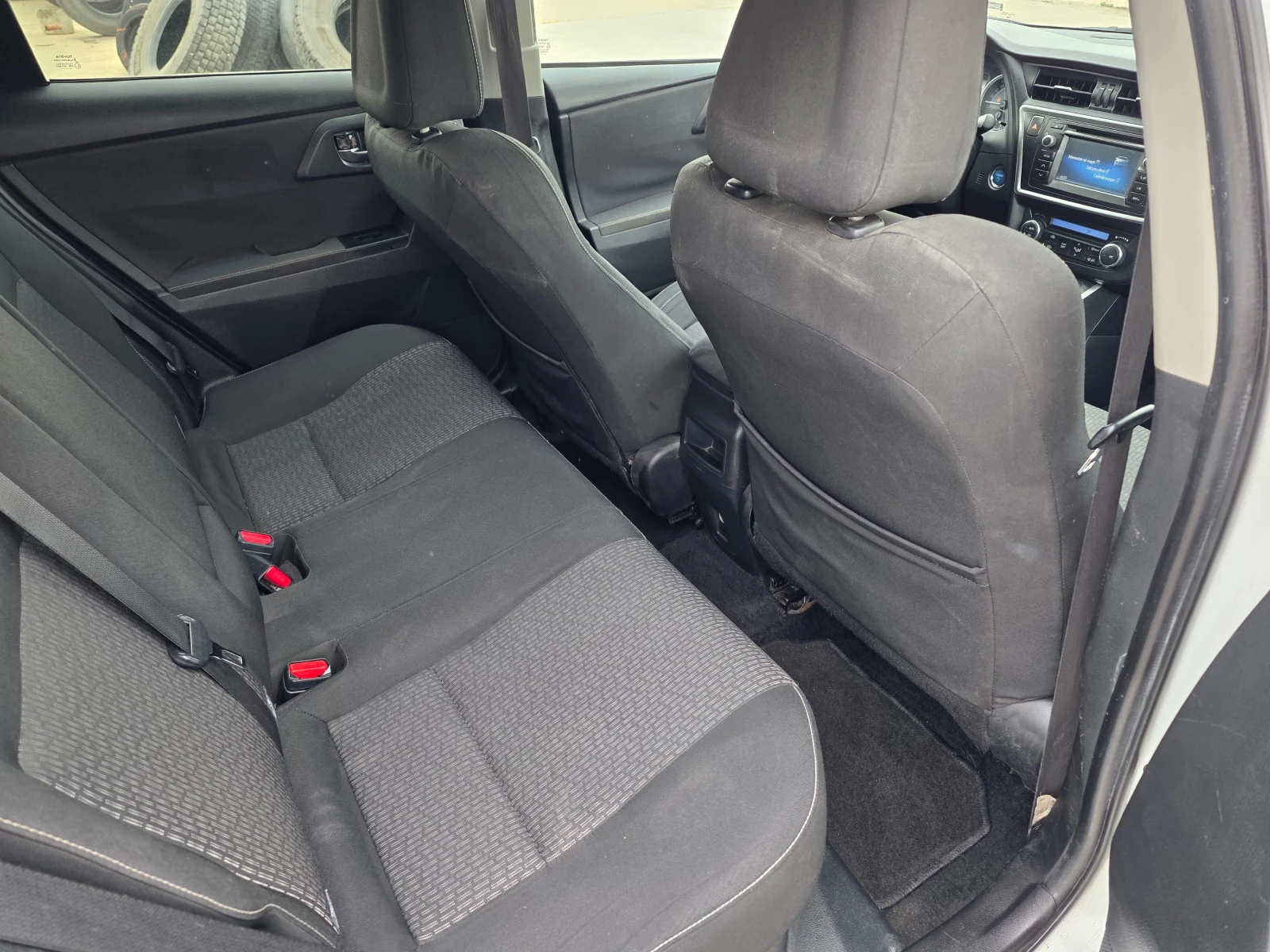 Toyota Auris 1.8HYBRID, снимка 12 - Автомобили и джипове - 54454320