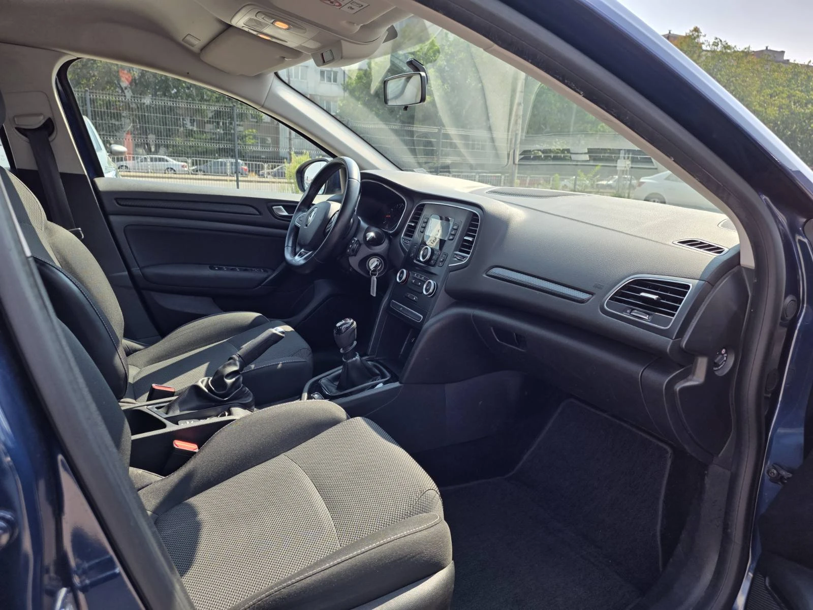 Renault Megane 1.3TCe/Sedan/140k.c., снимка 9 - Автомобили и джипове - 55707078