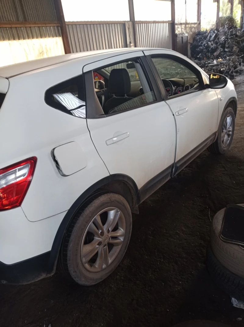 Nissan Qashqai 1.6i 117 ks, снимка 3 - Автомобили и джипове - 50331628