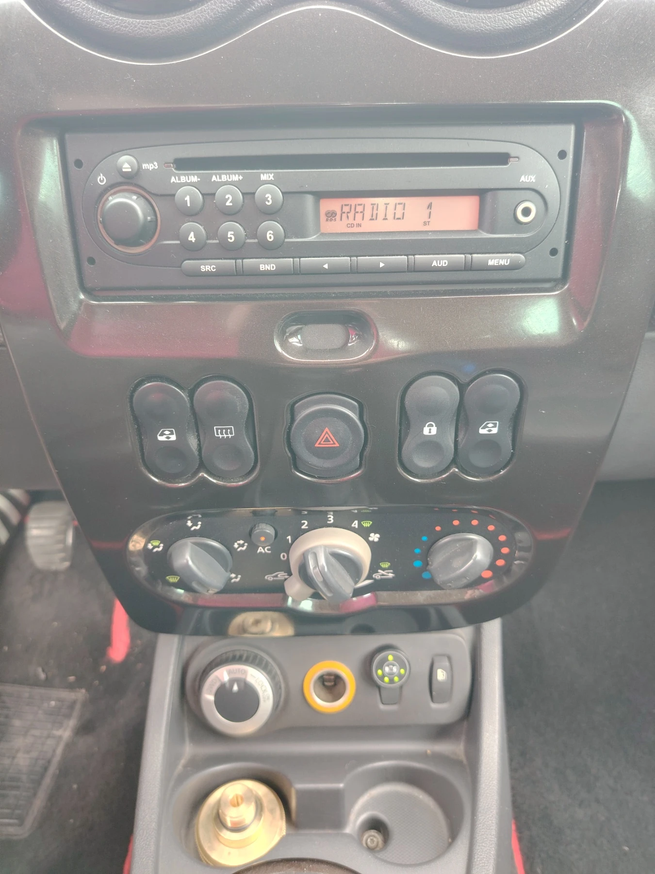 Dacia Duster 1.6 16V Газ-Бензин, снимка 9 - Автомобили и джипове - 56138327