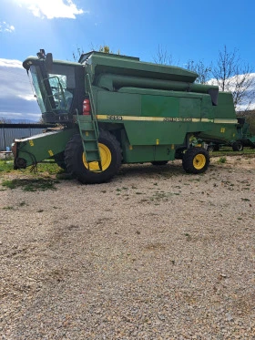      John Deere 2256