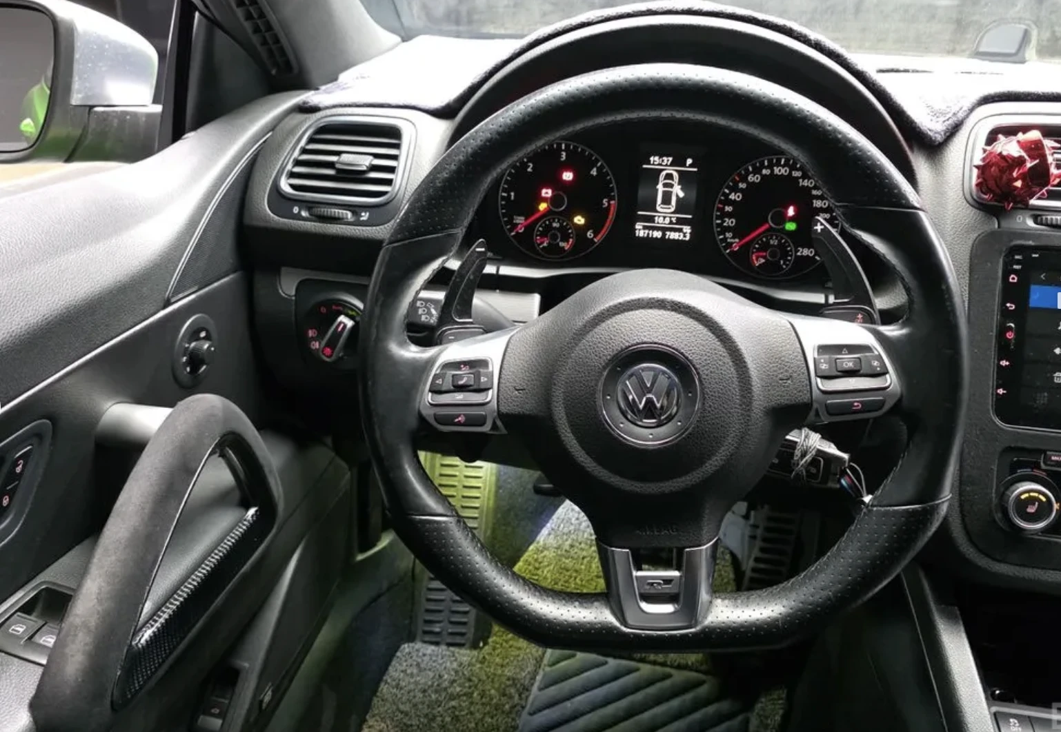 VW Scirocco 2.0 TDI R LINE* PARK ASS* CAMERA* КОЖА* ПОДГРЕВ, снимка 13 - Автомобили и джипове - 54116648