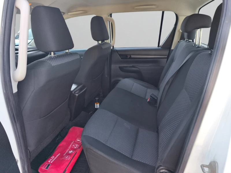 Toyota Hilux DOUBLE-CAB 2.4 D-4D 150HP 4x4 BVM6 E6/2005R08, снимка 11 - Автомобили и джипове - 51918648