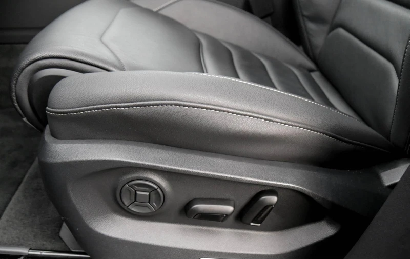 VW Touareg 3.0TDI* 4M* R-LINE* HEAD-UP* DISTR* MEMORY* MATRIX, снимка 3 - Автомобили и джипове - 52084285