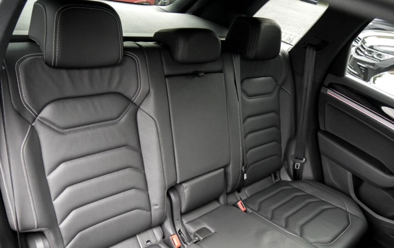 VW Touareg 3.0TDI* 4M* R-LINE* HEAD-UP* DISTR* MEMORY* MATRIX, снимка 10 - Автомобили и джипове - 52084285