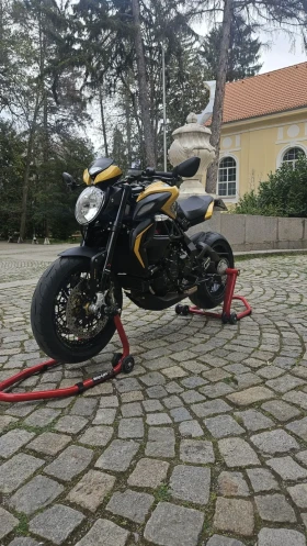 ����� �� �������� �� MV Agusta Brutale 800RR Dragster 