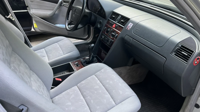 Mercedes-Benz C 200 Газ-Бензин, снимка 15 - Автомобили и джипове - 52410224