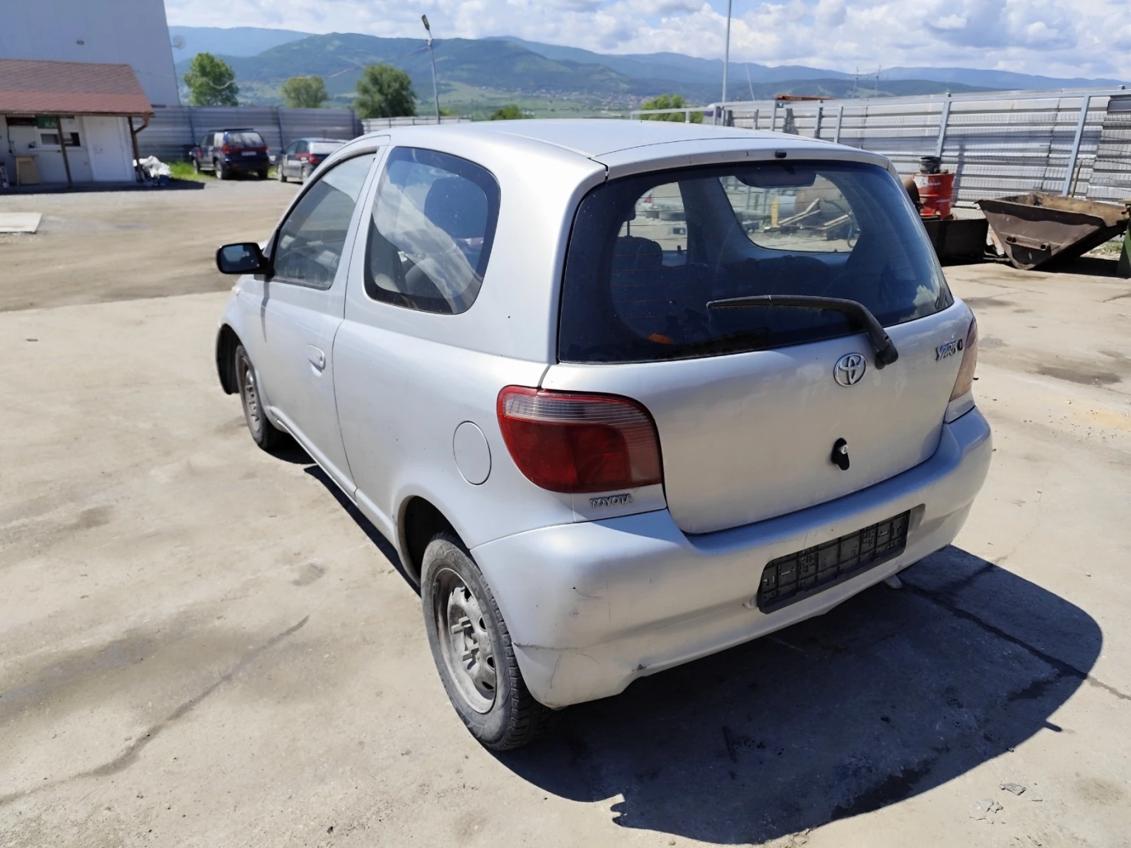 Toyota Yaris 1.3 - изображение 4