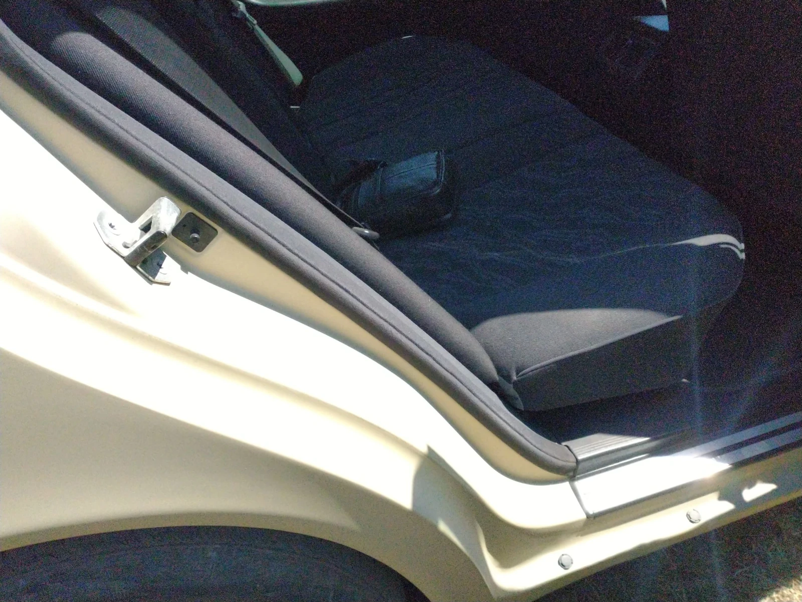 Mercedes-Benz E 220 Седан, снимка 4 - Автомобили и джипове - 54237277